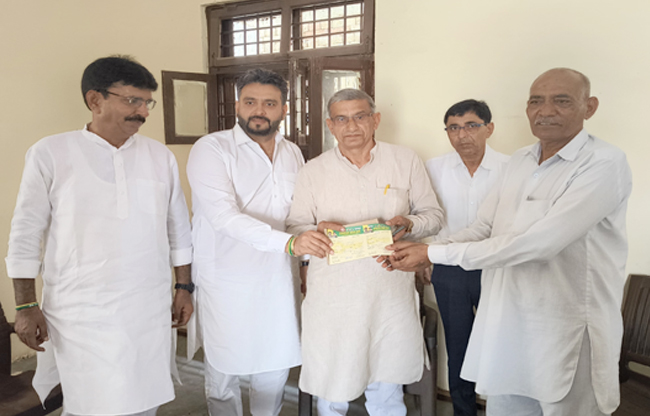 सोनीपत: जननायक जनता पार्टी गन्नौर अध्यक्ष सियानंद त्यागी लोगों को सदस्यता दिलाते हुए। सोनीपत: जननायक जनता पार्टी गन्नौर अध्यक्ष सियानंद त्यागी लोगों को सदस्यता दिलाते हुए।