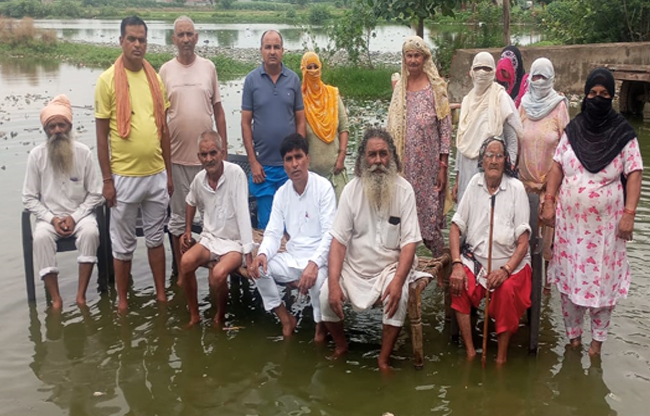 सोनीपत: ग्रामीणों के साथ जिला पार्षद संजय गलियों में भरे गंदे पानी में चारपाई पर बैठ प्रदर्शन करते हुए सोनीपत: ग्रामीणों के साथ जिला पार्षद संजय गलियों में भरे गंदे पानी में चारपाई पर बैठ प्रदर्शन करते हुए