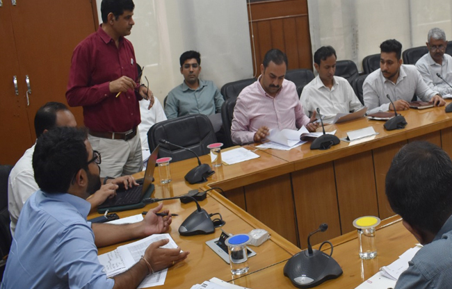 सोनीपत: अतिरिक्त उपायुक्त लक्षित सरीन बैठक की अध्यक्षता करते हुए सोनीपत: अतिरिक्त उपायुक्त लक्षित सरीन बैठक की अध्यक्षता करते हुए