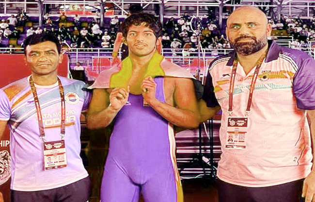 सोनीपत: पदक विजेता लव गुलिया अपने कोच के साथ। सोनीपत: पदक विजेता लव गुलिया अपने कोच के साथ।