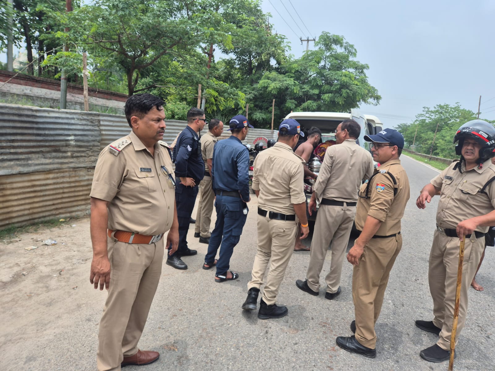 कांवड़ियों को समझती पुलिस कांवड़ियों को समझती पुलिस