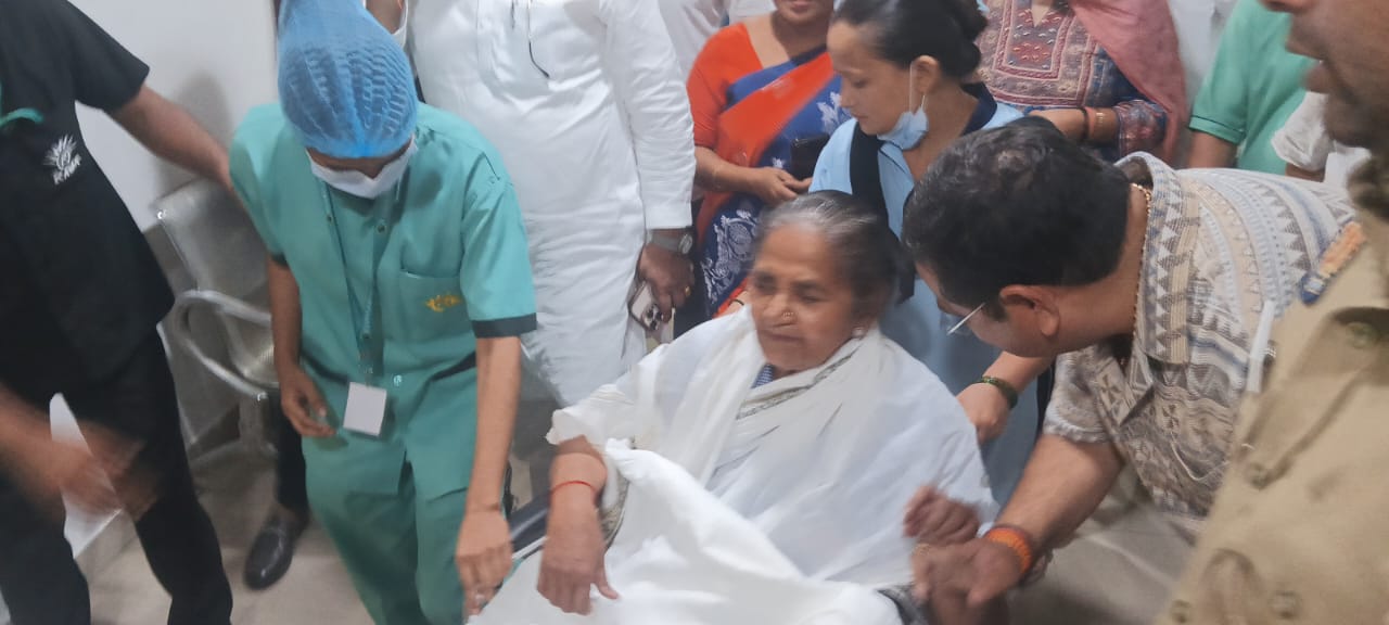 अस्पताल जाती मंत्री गुलाबदेवी अस्पताल जाती मंत्री गुलाबदेवी