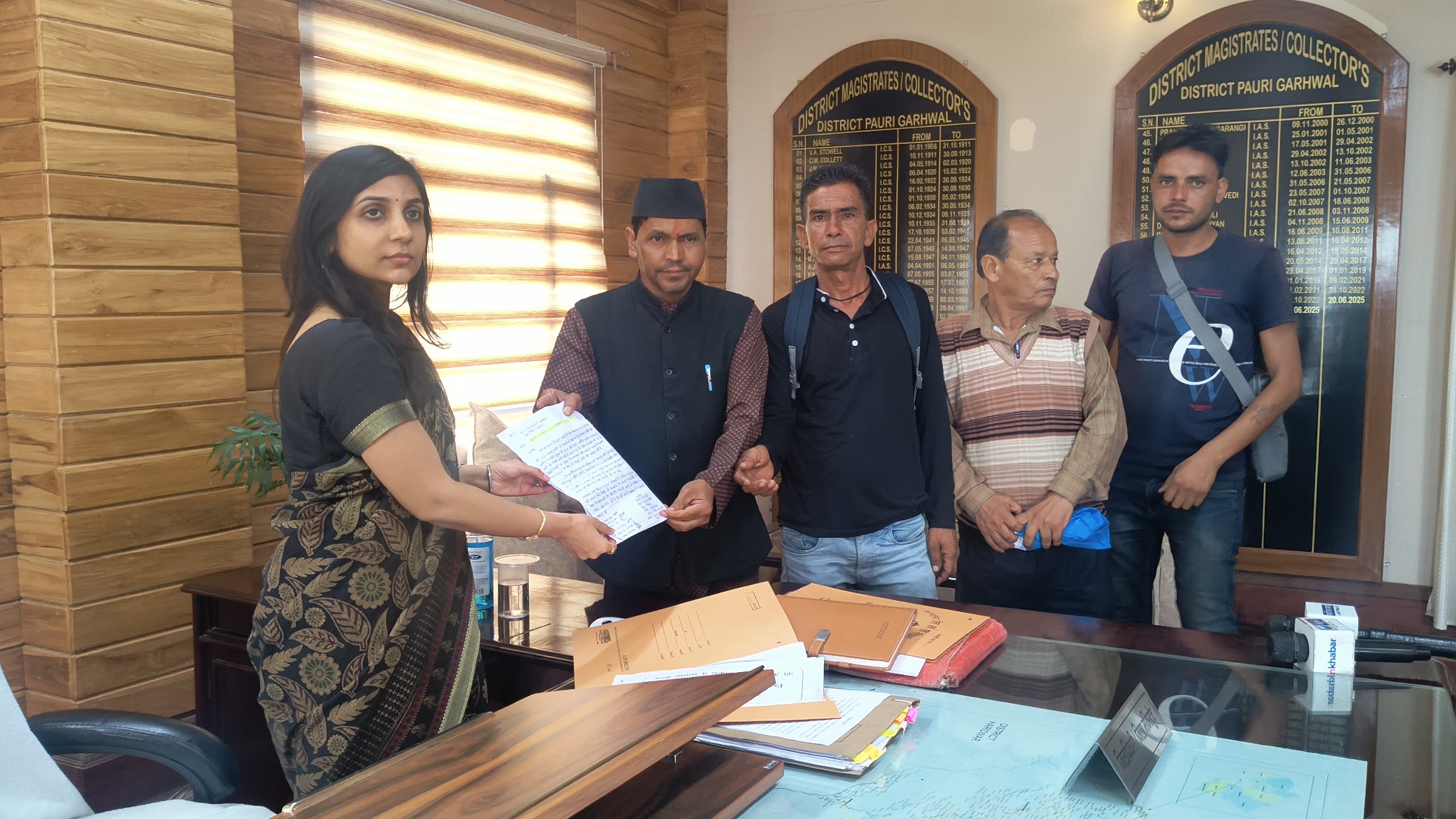 पौड़ी में मंगलवार को डीएम ज्ञापन देते डांगी गांव के ग्रामीण पौड़ी में मंगलवार को डीएम ज्ञापन देते डांगी गांव के ग्रामीण