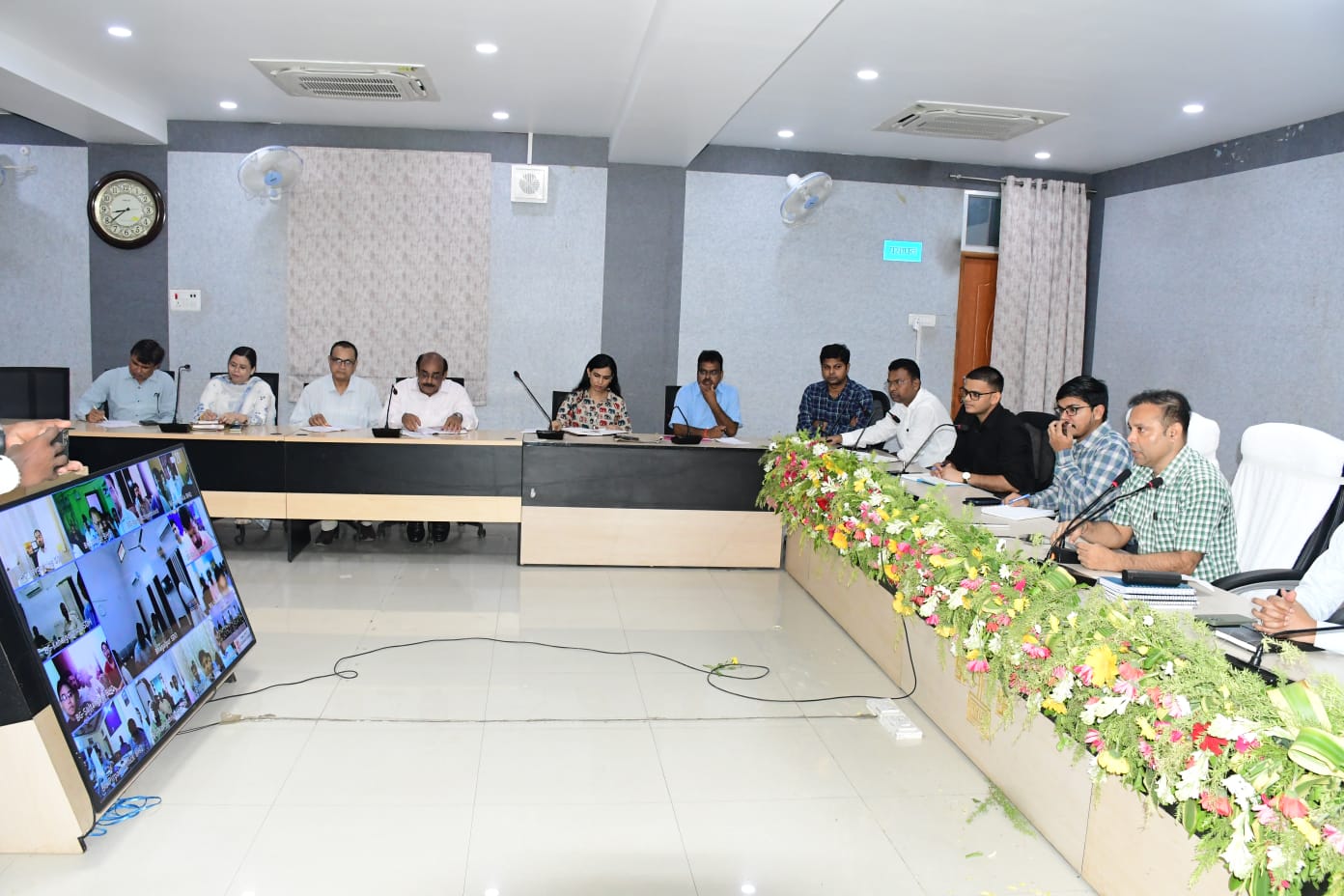 बैठक करते जिलाधिकारी बैठक करते जिलाधिकारी