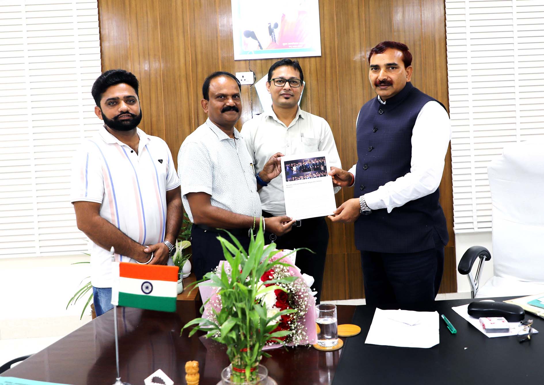 कुलपति प्रो. नरसी राम बिश्नोई को केस स्टडी की प्रति सौंपते प्रो. अंजन कुमार बराल व डा. संजीव कुमार। कुलपति प्रो. नरसी राम बिश्नोई को केस स्टडी की प्रति सौंपते प्रो. अंजन कुमार बराल व डा. संजीव कुमार।