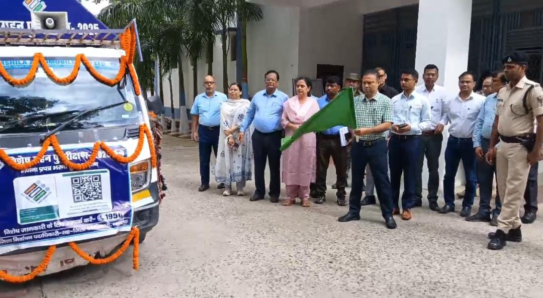 रथ को रवाना करते जिलाधिकारी रथ को रवाना करते जिलाधिकारी
