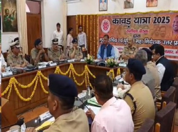 कावड़ यात्रा काे लेकर बैठक करते अधिकारी कावड़ यात्रा काे लेकर बैठक करते अधिकारी
