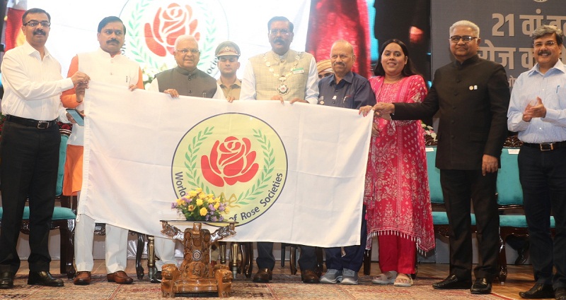 राज्यपाल ने वर्ल्ड फेडरेशन ऑफ रोज सोसायटी द्वारा भारत को 21वें वर्ल्ड रोज कन्वेंशन 2028 की मेजबानी के लिए सौंपे गये ध्वज को ग्रहण किया। राज्यपाल ने वर्ल्ड फेडरेशन ऑफ रोज सोसायटी द्वारा भारत को 21वें वर्ल्ड रोज कन्वेंशन 2028 की मेजबानी के लिए सौंपे गये ध्वज को ग्रहण किया।
