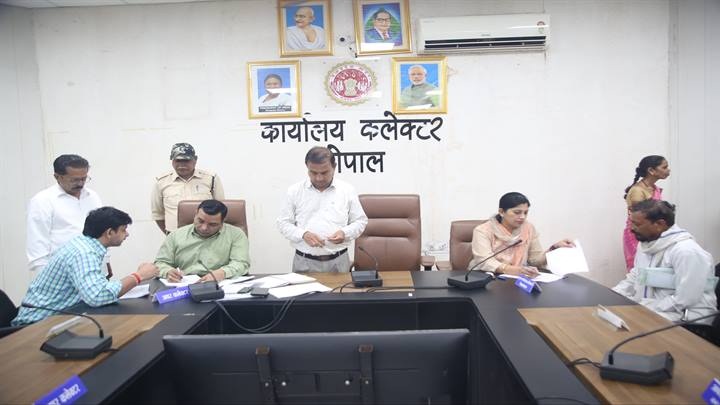 भोपाल में जिला पंचायत सीईओ ने सुनी आवेदकों की समस्याएं भोपाल में जिला पंचायत सीईओ ने सुनी आवेदकों की समस्याएं