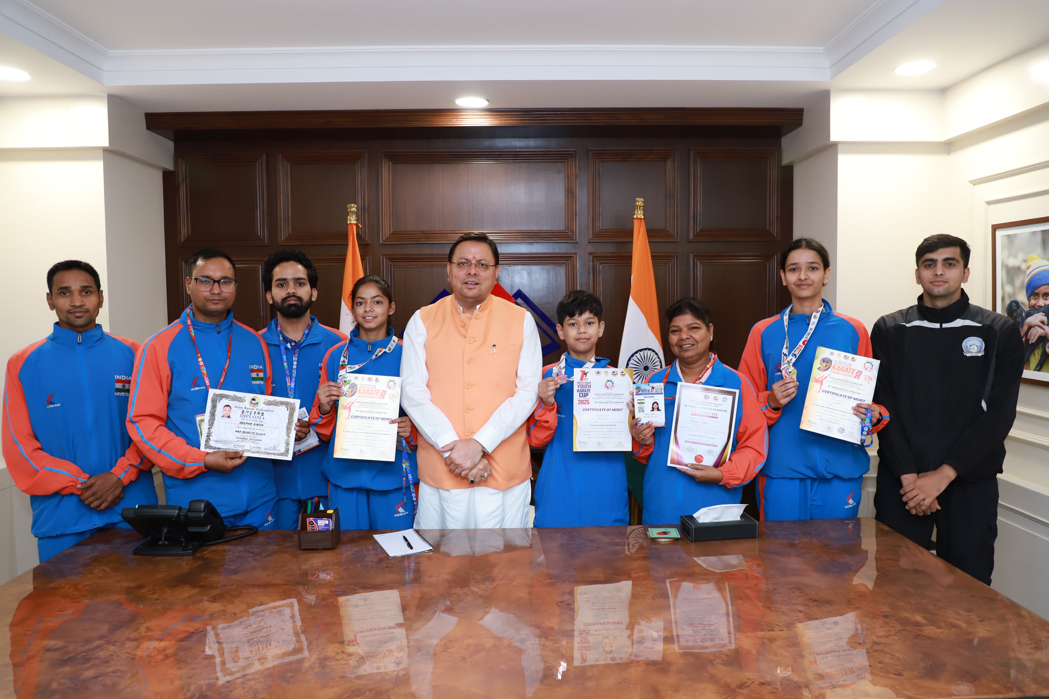 मुख्यमंत्री कराटे चैंपियंस खिलाड़ियों को सम्मानित करते । मुख्यमंत्री कराटे चैंपियंस खिलाड़ियों को सम्मानित करते ।