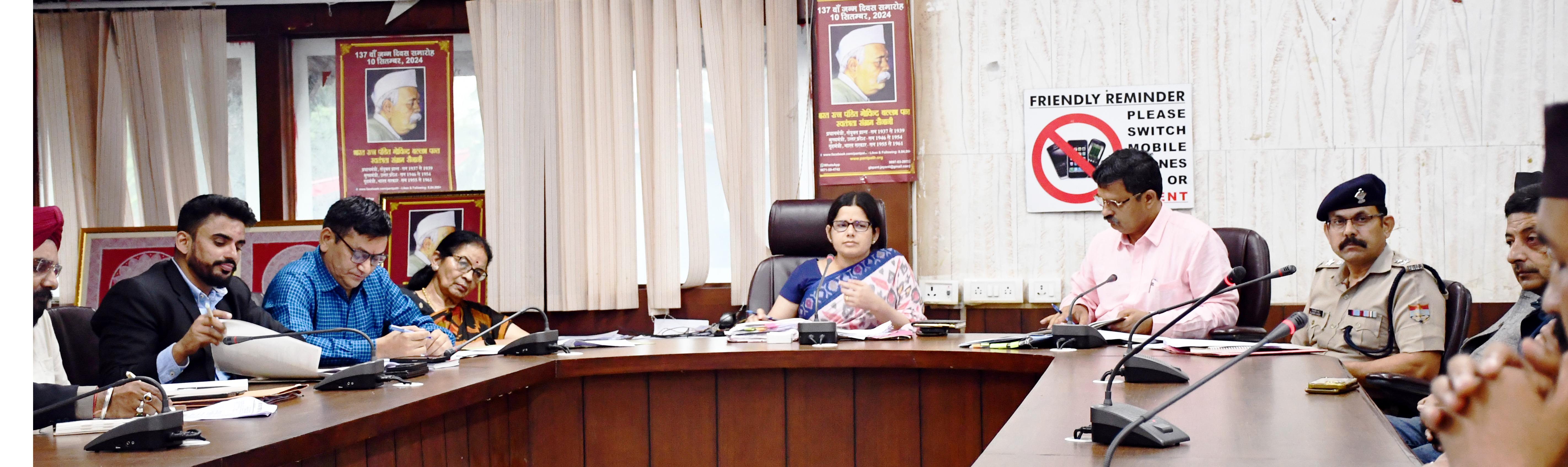बैठक में उपस्थित जिलाधिकारी एवं अन्य। बैठक में उपस्थित जिलाधिकारी एवं अन्य।