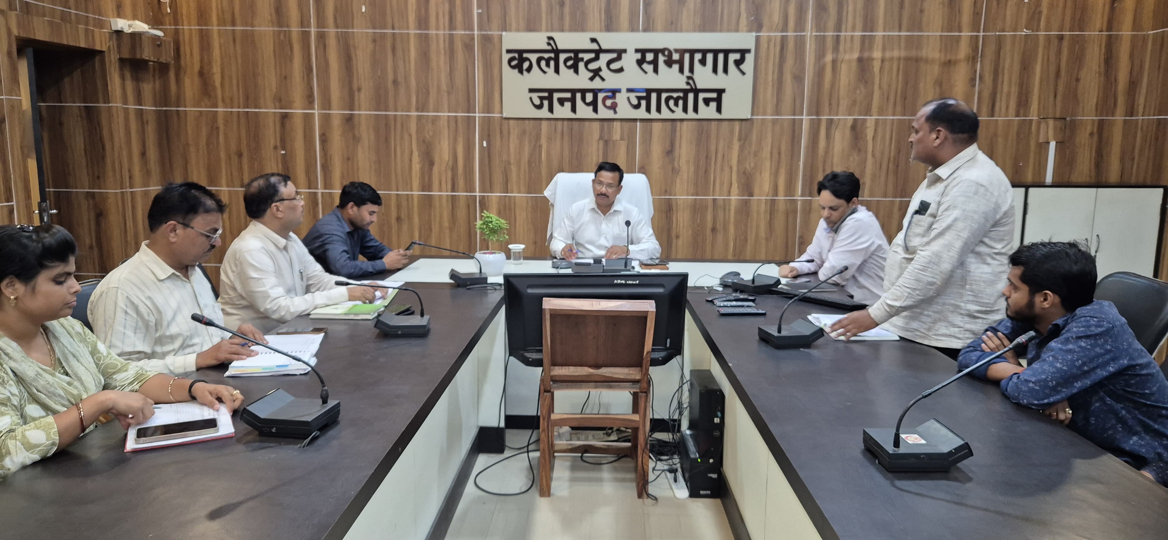 बैठक करते जिलाधिकारी बैठक करते जिलाधिकारी