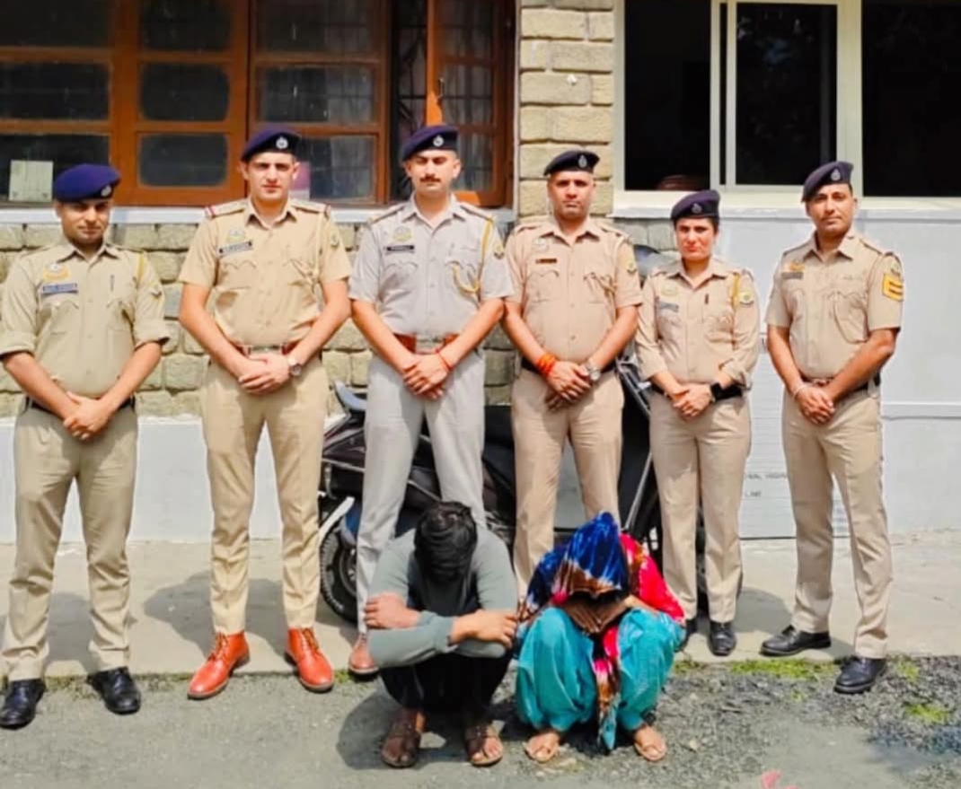 पुलिस टीम के साथ ठगी करने वाले आरोपी। पुलिस टीम के साथ ठगी करने वाले आरोपी।