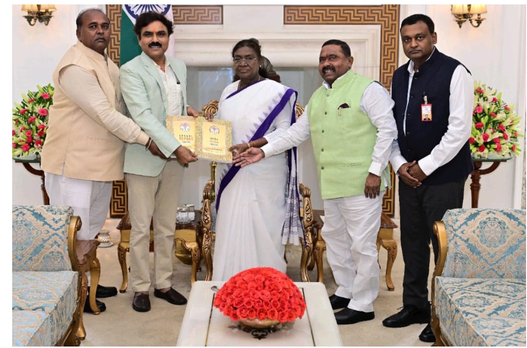प्रतिनिधिमंडल का नेतृत्व एनसीएससी के अध्यक्ष किशोर मकवाना ने किया, उनके साथ सदस्य लवकुश कुमार और वड्डेपल्ली रामचंदर और सचिव जी. श्रीनिवास भी मौजूद थे। प्रतिनिधिमंडल का नेतृत्व एनसीएससी के अध्यक्ष किशोर मकवाना ने किया, उनके साथ सदस्य लवकुश कुमार और वड्डेपल्ली रामचंदर और सचिव जी. श्रीनिवास भी मौजूद थे।