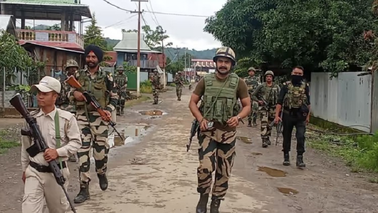 मणिपुरः गश्त लगाते सुरक्षा बल के जवान मणिपुरः गश्त लगाते सुरक्षा बल के जवान