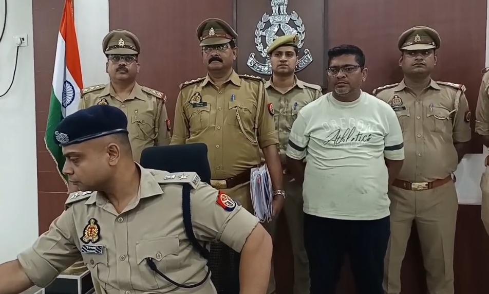 पुलिस की गिरफ्त में आरोपित पुलिस की गिरफ्त में आरोपित