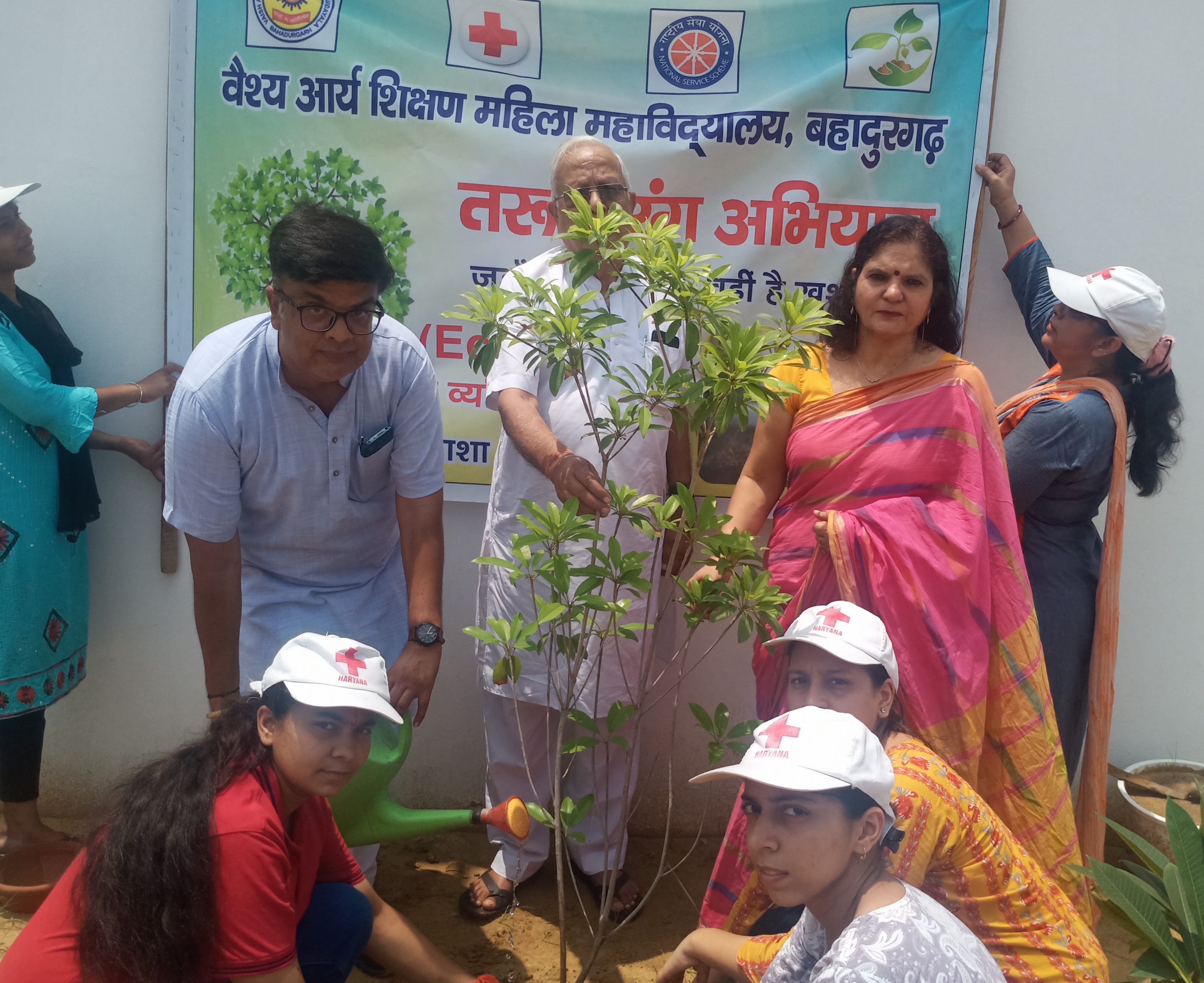 तरु तरंग अभियान के तहत पौधारोपण करती छात्राएं। तरु तरंग अभियान के तहत पौधारोपण करती छात्राएं।