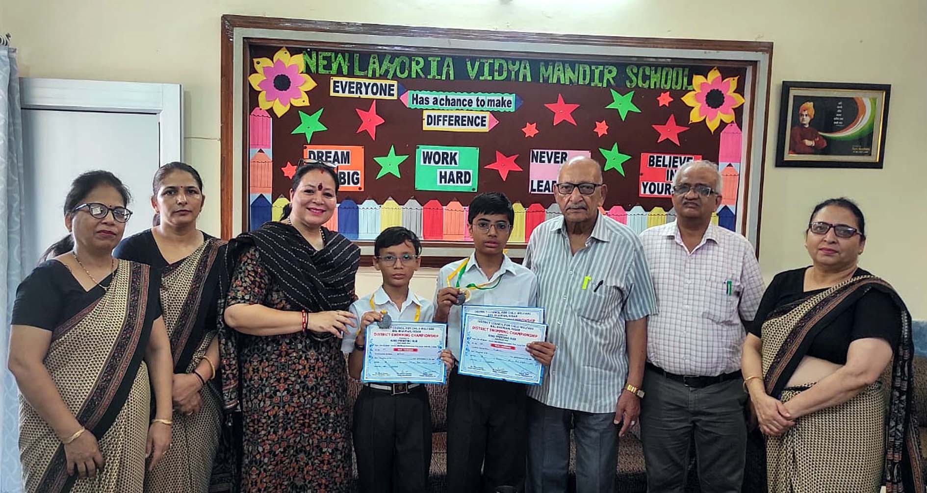 खिलाड़ी को सम्मानित करते प्रबंधक प्यारेलाल लाहौरिया व अन्य स्टाफ सदस्य। खिलाड़ी को सम्मानित करते प्रबंधक प्यारेलाल लाहौरिया व अन्य स्टाफ सदस्य।