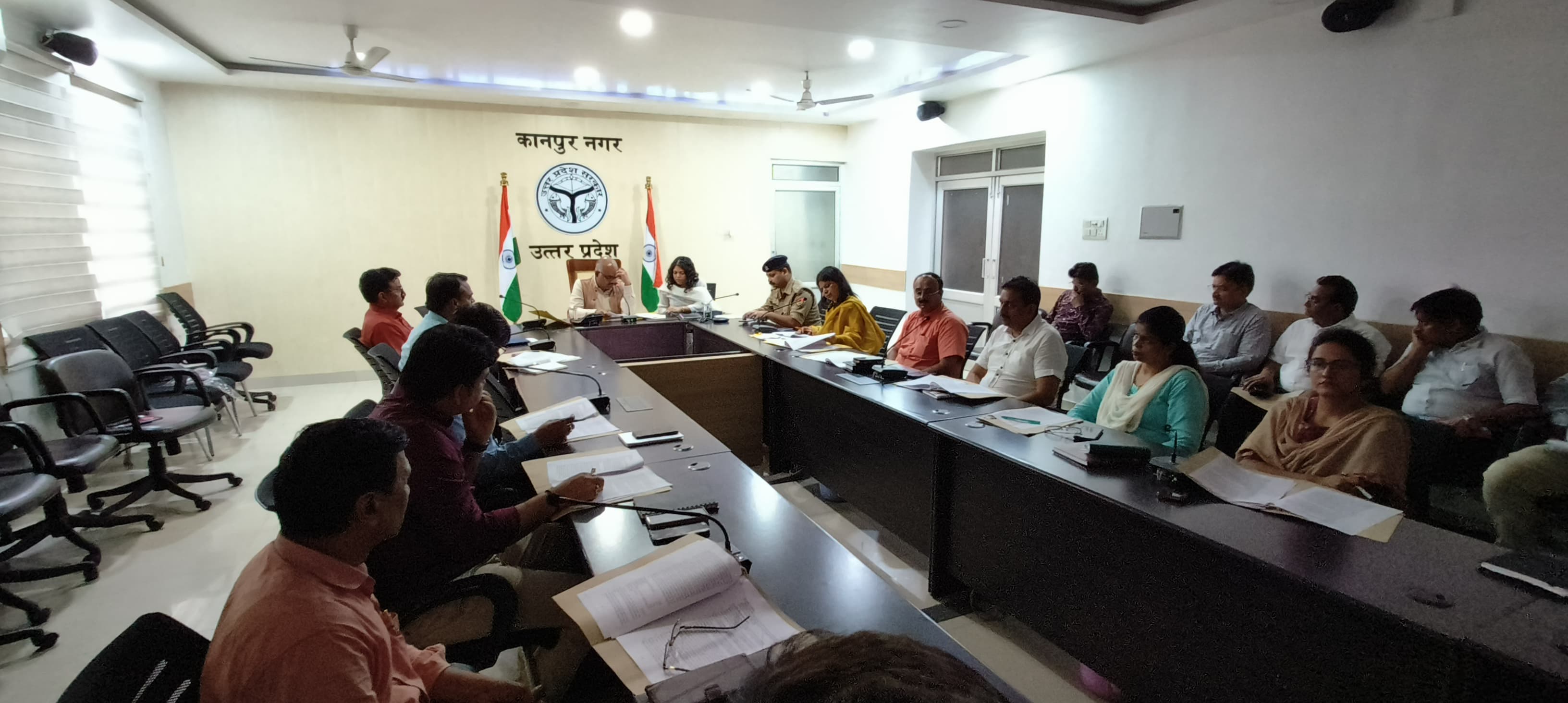 बैठक के दौरान जिलाधिकारी जितेंद्र प्रताप सिंह व अन्य बैठक के दौरान जिलाधिकारी जितेंद्र प्रताप सिंह व अन्य