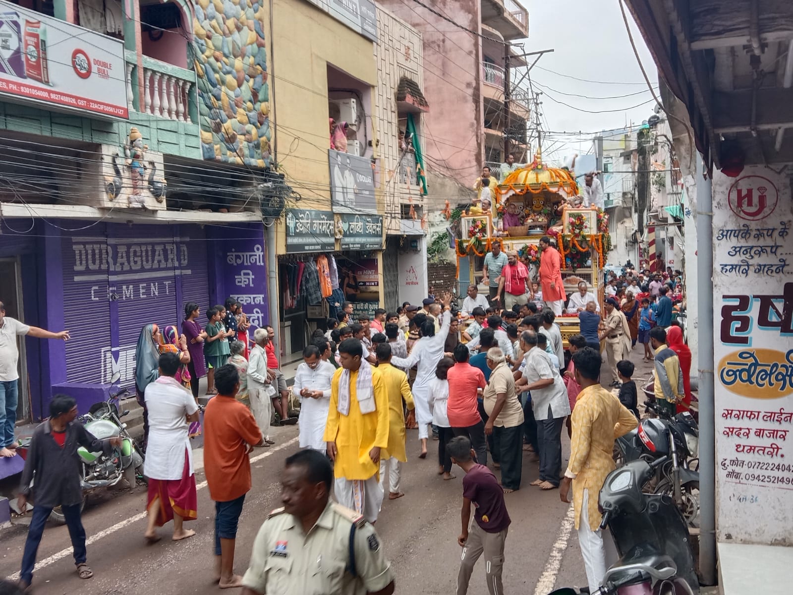 गोशाला (जनकपुर) से भगवान जगन्नाथ की वापसी के दौरान रथ खींचने लगी श्रध्दालुओं की भीड़। गोशाला (जनकपुर) से भगवान जगन्नाथ की वापसी के दौरान रथ खींचने लगी श्रध्दालुओं की भीड़।