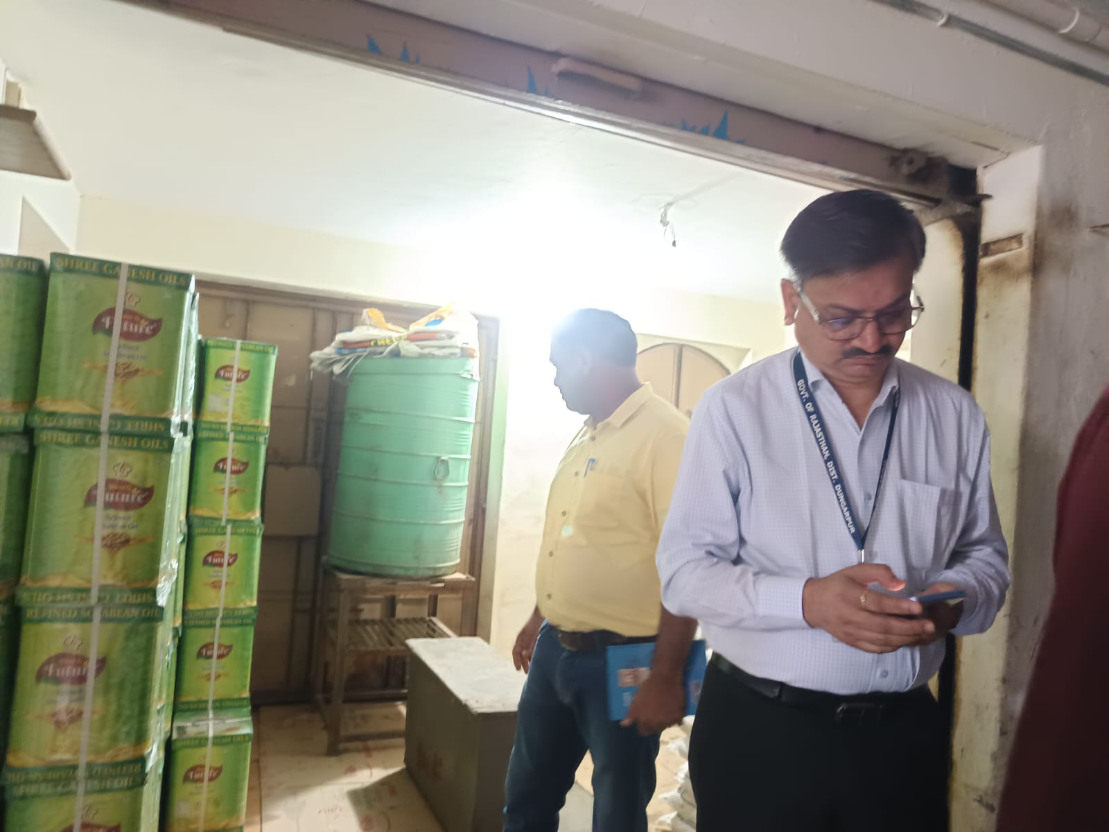 चालान काटते हुए। चालान काटते हुए।