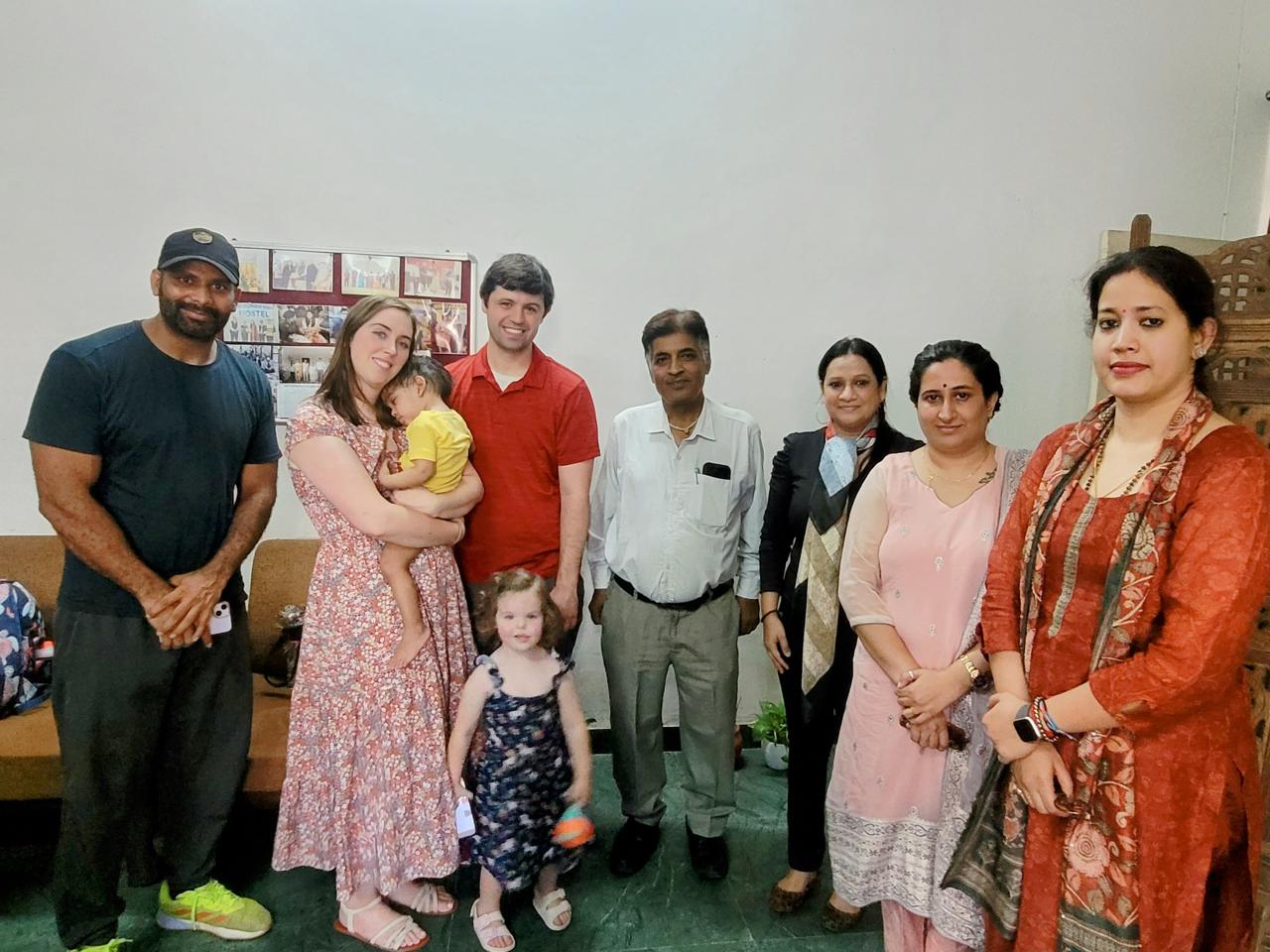 जिला बाल संरक्षण अधिकारी गरिमा बच्चे के साथ जिला बाल संरक्षण अधिकारी गरिमा बच्चे के साथ
