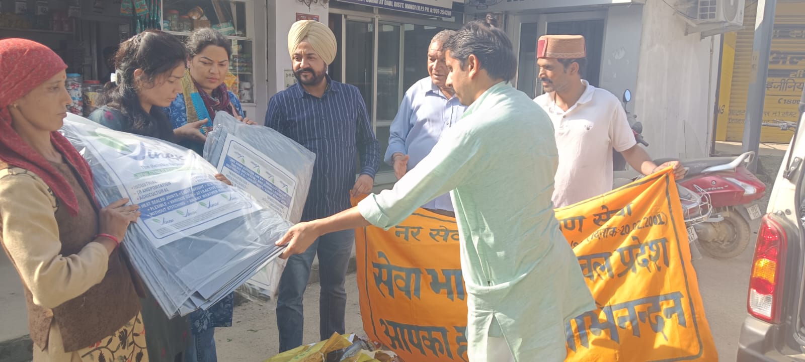 आपदा की घड़ी प्रभावितों के बीच राहत सामग्री का वितरण करते हुए।