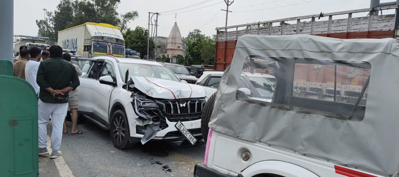 दुर्घटना ग्रस्त वाहन दुर्घटना ग्रस्त वाहन