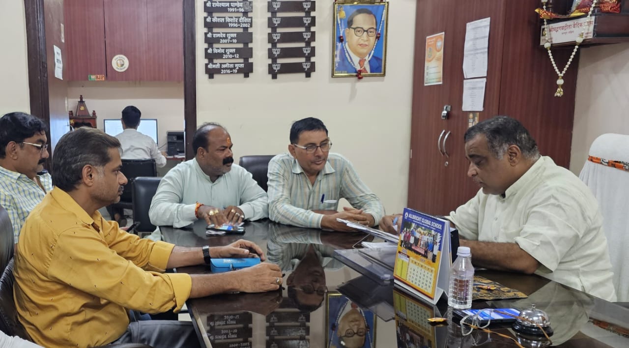 दक्षिण पार्टी कार्यालय में जानकारी देते जिलाध्यक्ष दक्षिण पार्टी कार्यालय में जानकारी देते जिलाध्यक्ष