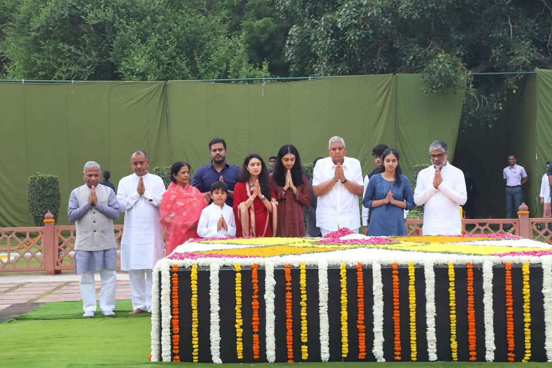 श्रद्धांजलि देते उपराष्ट्रपति श्रद्धांजलि देते उपराष्ट्रपति