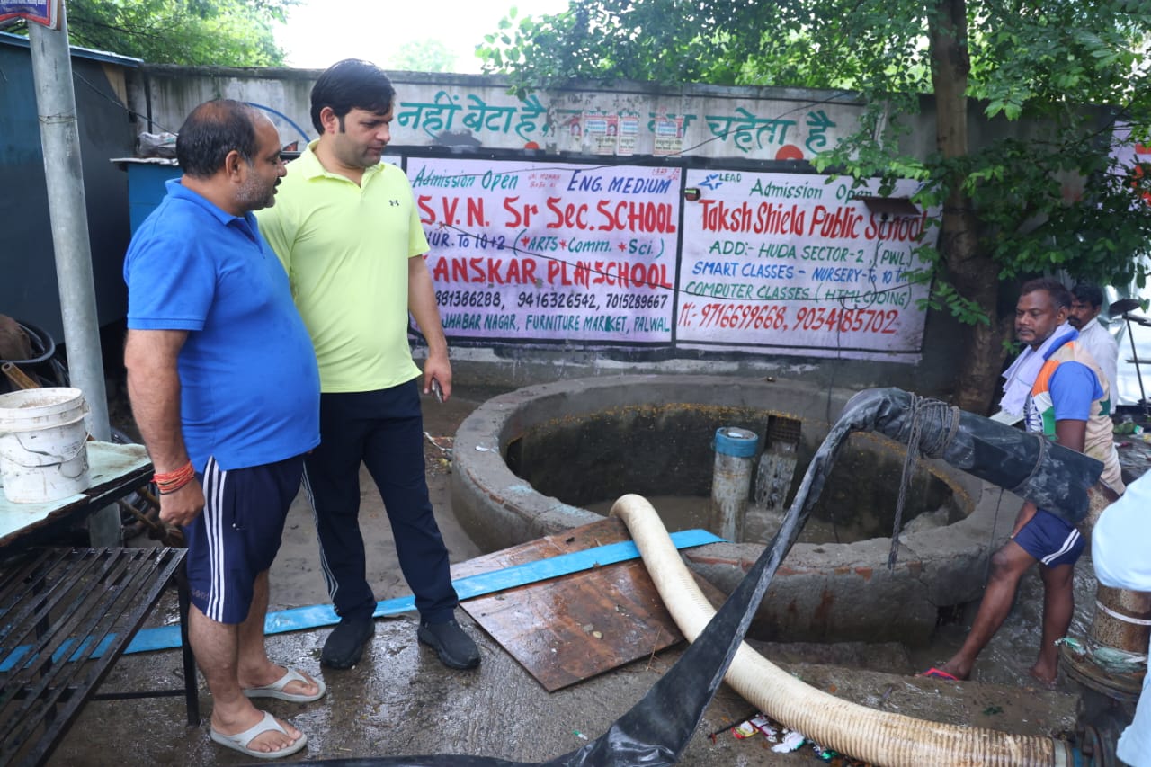 खेल राज्य मंत्री गौरव गौतम निरीक्षण करते हुए खेल राज्य मंत्री गौरव गौतम निरीक्षण करते हुए