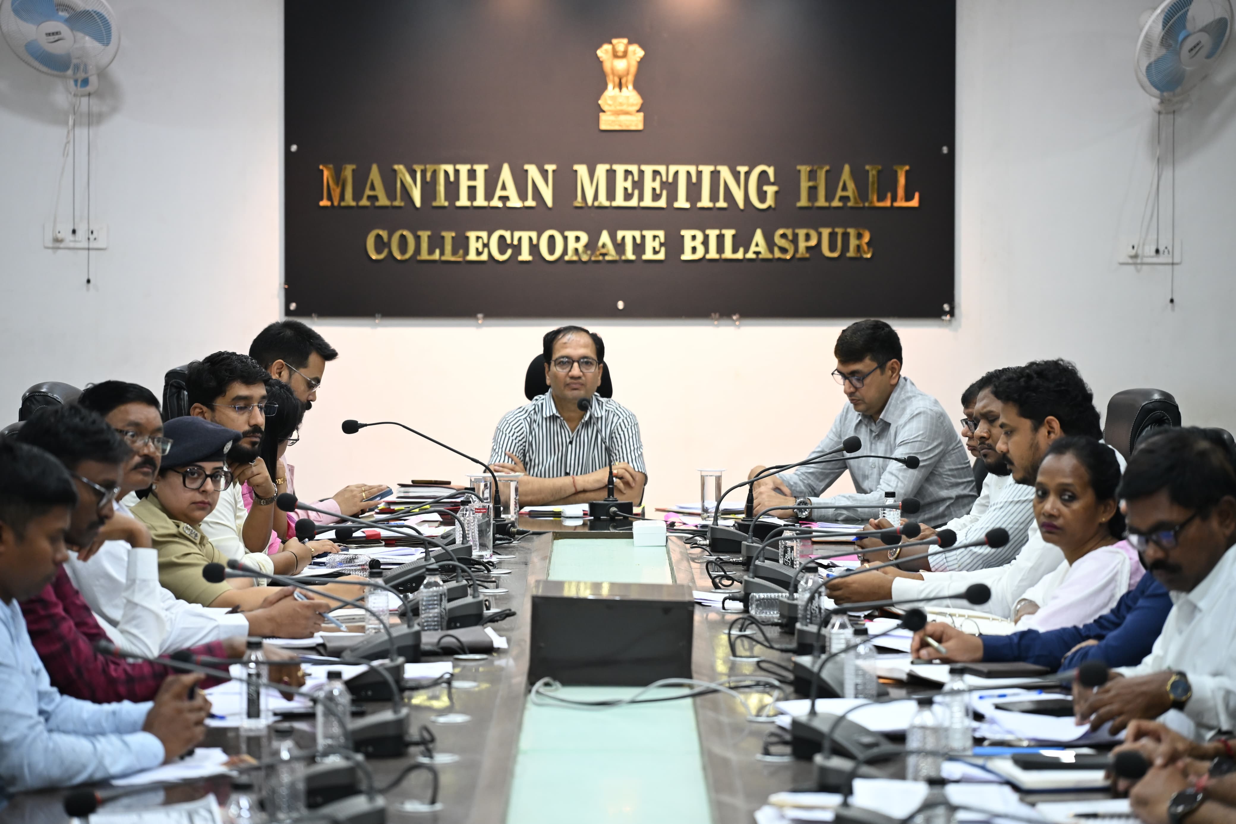 समय सीमा की बैठक लेते कलेक्टर समय सीमा की बैठक लेते कलेक्टर
