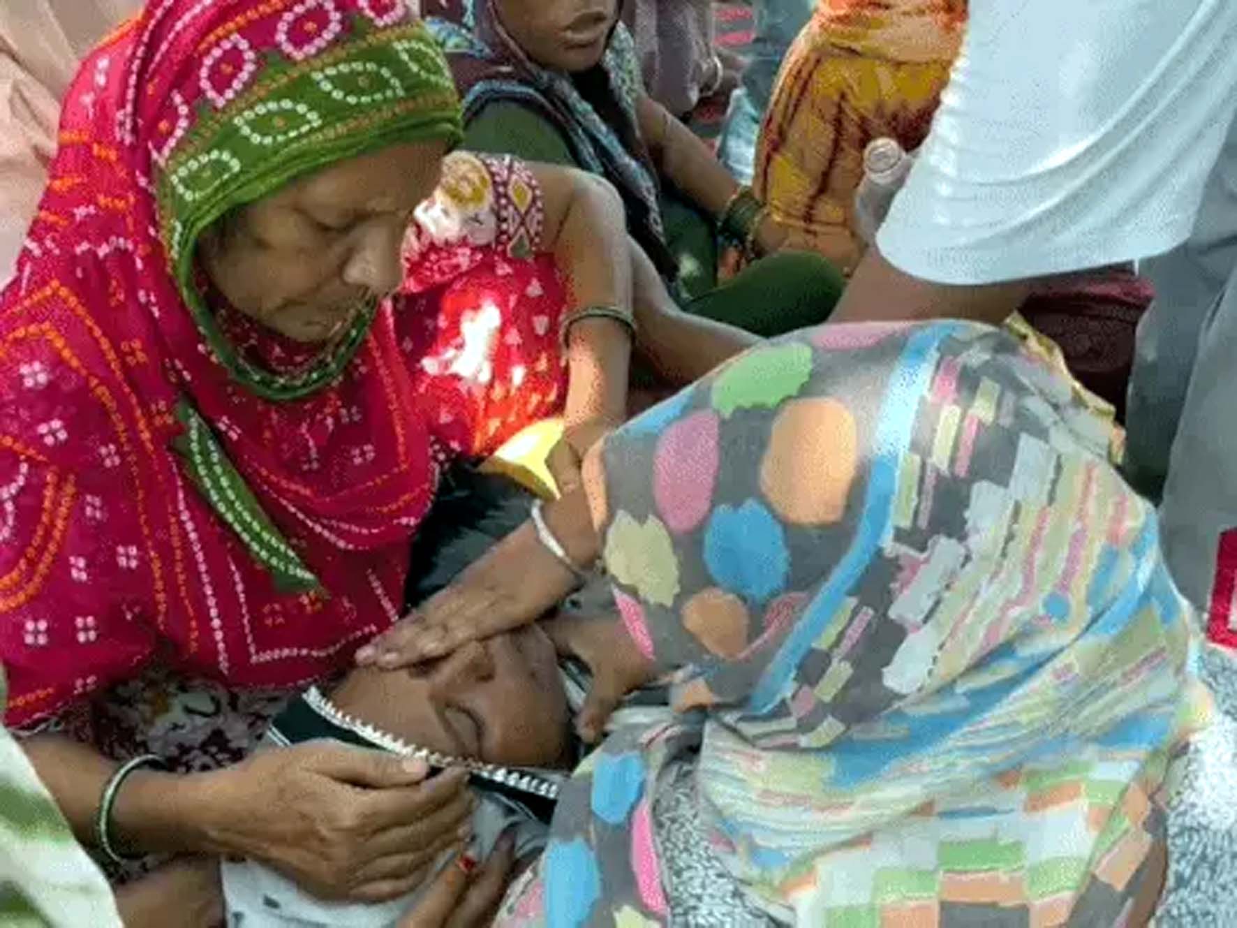 युवक की मौत के बाद बिलखते परिजन। युवक की मौत के बाद बिलखते परिजन।