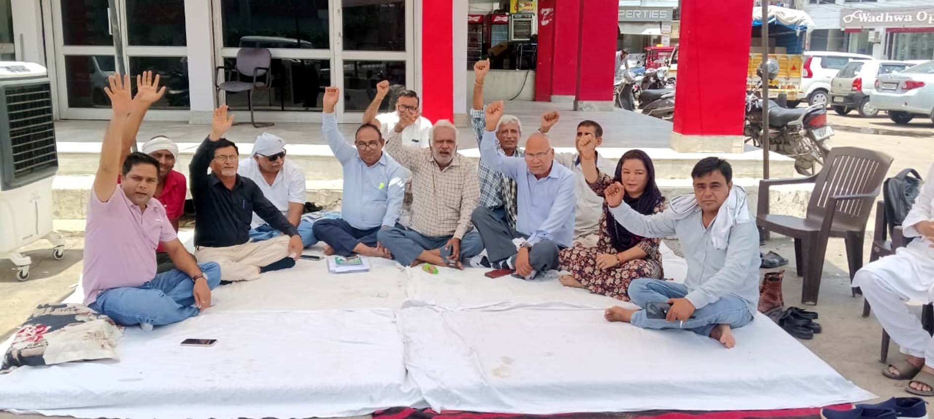 धरने को समर्थन देने पहुंचे ससपा अध्यक्ष नंद किशोर चावला व पार्टी के अन्य पदाधिकारी। धरने को समर्थन देने पहुंचे ससपा अध्यक्ष नंद किशोर चावला व पार्टी के अन्य पदाधिकारी।