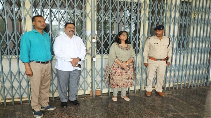 कलेक्टर ने किया ईवीएम वेयर हाउस का निरीक्षण कलेक्टर ने किया ईवीएम वेयर हाउस का निरीक्षण