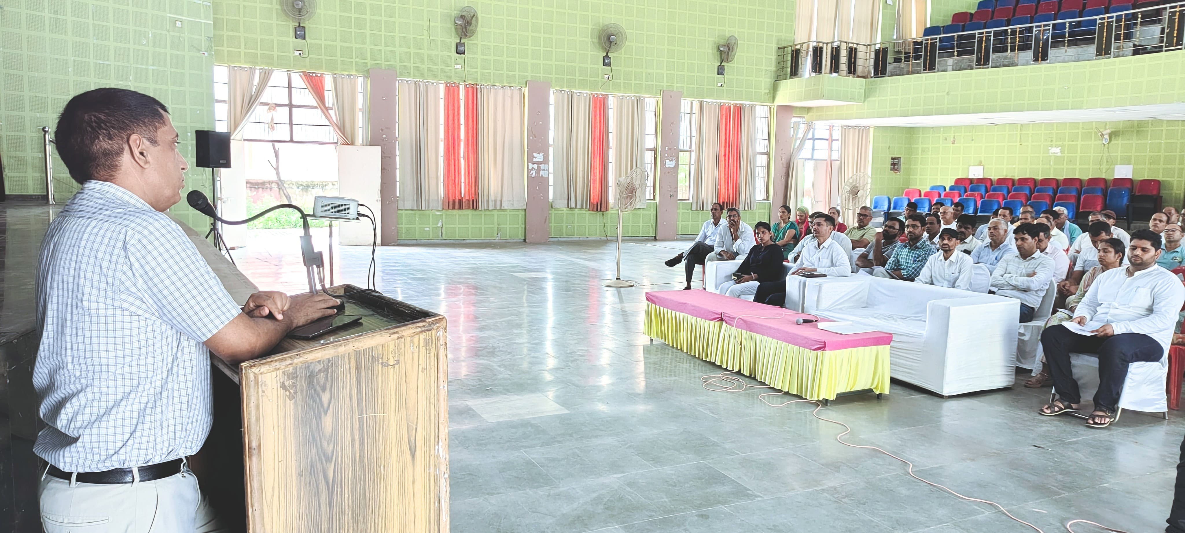 बीएलओ को प्रशिक्षण देते एसडीएम डॉ जितेंद्र सिंह। बीएलओ को प्रशिक्षण देते एसडीएम डॉ जितेंद्र सिंह।
