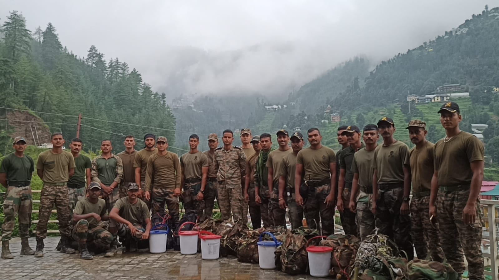 दूर दराज के क्षेत्रों में राहत सामग्री ले जाते सेना के जवान।