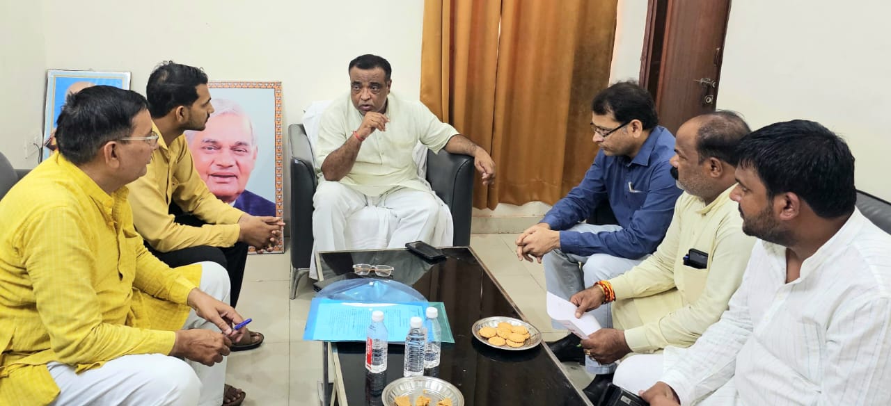 बैठक करते जिलाध्यक्ष बैठक करते जिलाध्यक्ष