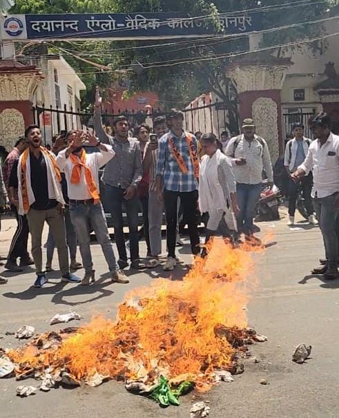 एबीवीपी के कार्यकर्ता डीएवी के गेट पर पुतला फूकते हुए एबीवीपी के कार्यकर्ता डीएवी के गेट पर पुतला फूकते हुए