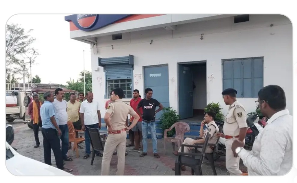 घटनाक्रम की जायजा लेती पुलिस घटनाक्रम की जायजा लेती पुलिस