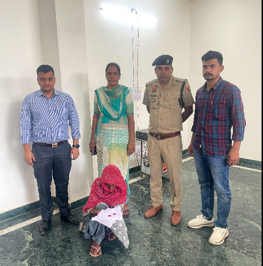 हेरोइन के साथ पकड़ी गई आरोपी महिला। हेरोइन के साथ पकड़ी गई आरोपी महिला।