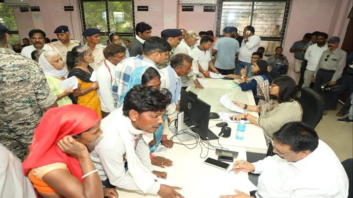 ग्वालियरः कलेक्टर ने जन-सुनवाई में 174 लोगों की समस्या सुनी ग्वालियरः कलेक्टर ने जन-सुनवाई में 174 लोगों की समस्या सुनी