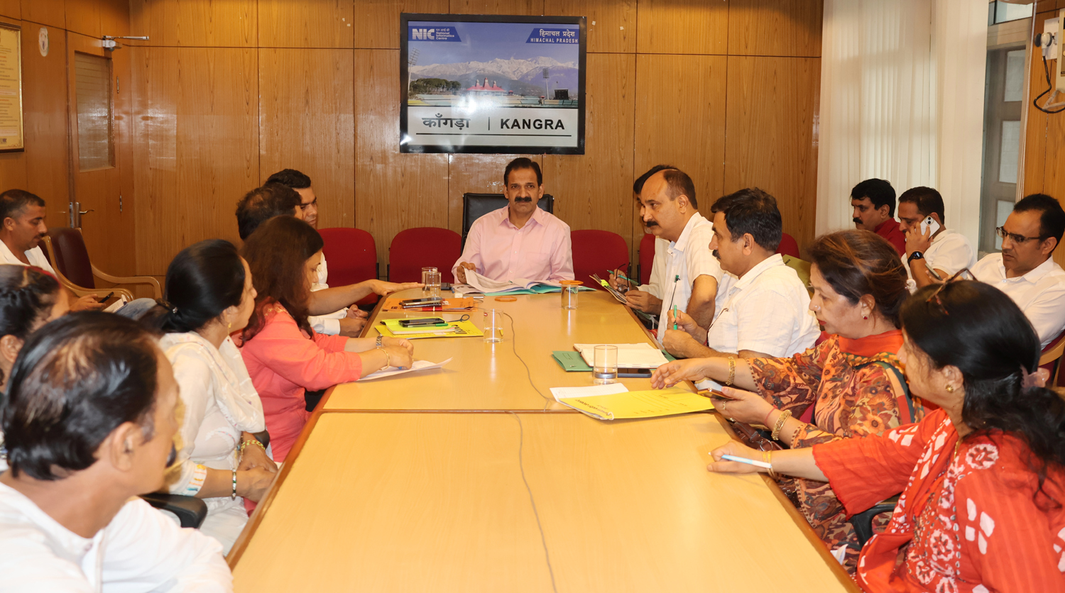 बैठक की अध्यक्षता करते हुए एडीसी कांगड़ा। बैठक की अध्यक्षता करते हुए एडीसी कांगड़ा।