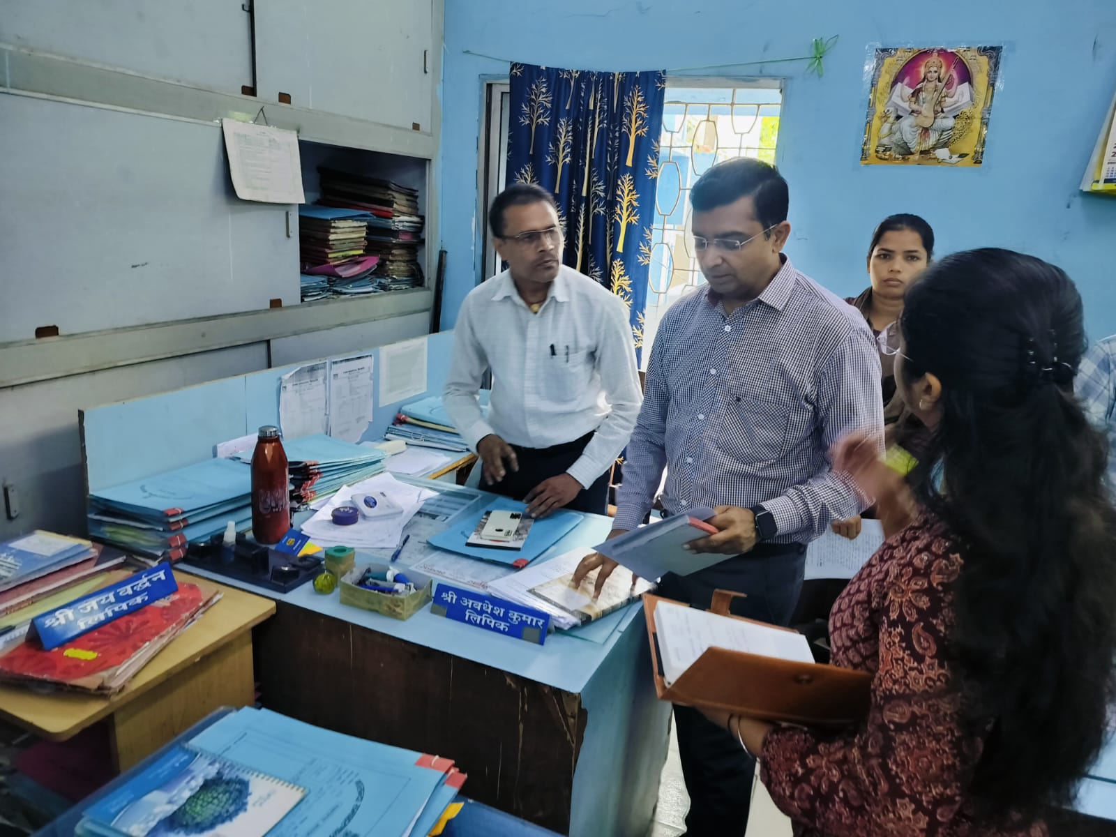 कार्यालय का जायजा लेते डीएम कार्यालय का जायजा लेते डीएम