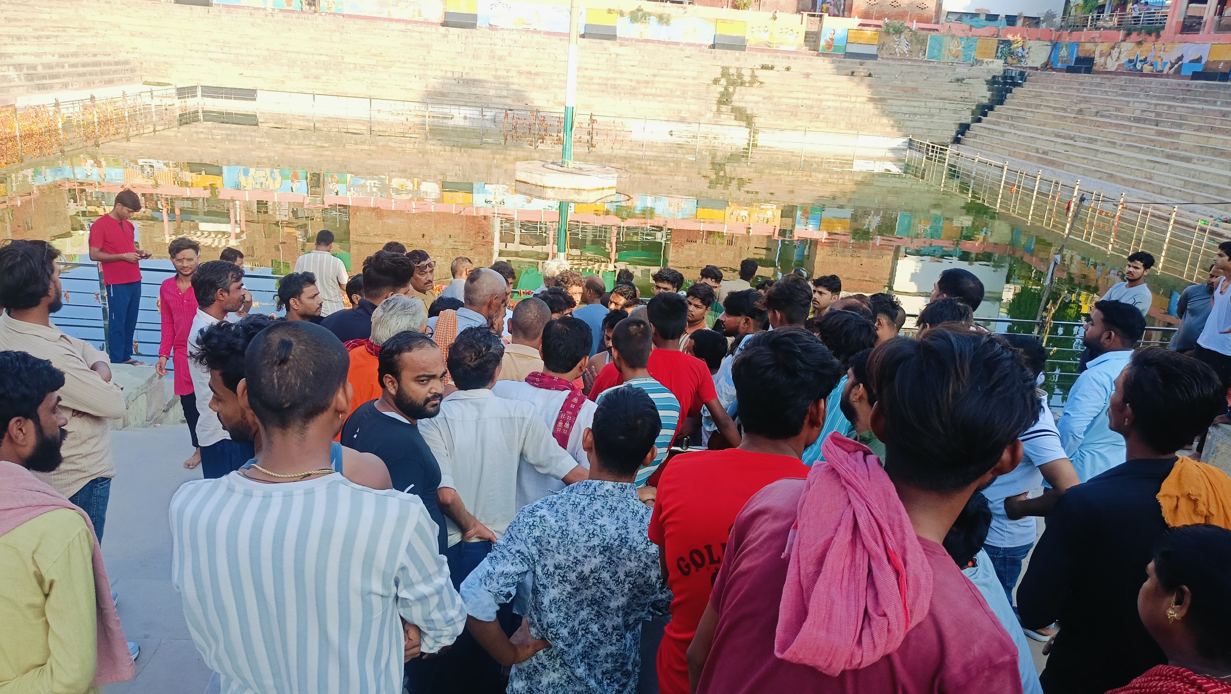 तालाब किनारे खड़े परिजन एवं अन्य लोग तालाब किनारे खड़े परिजन एवं अन्य लोग