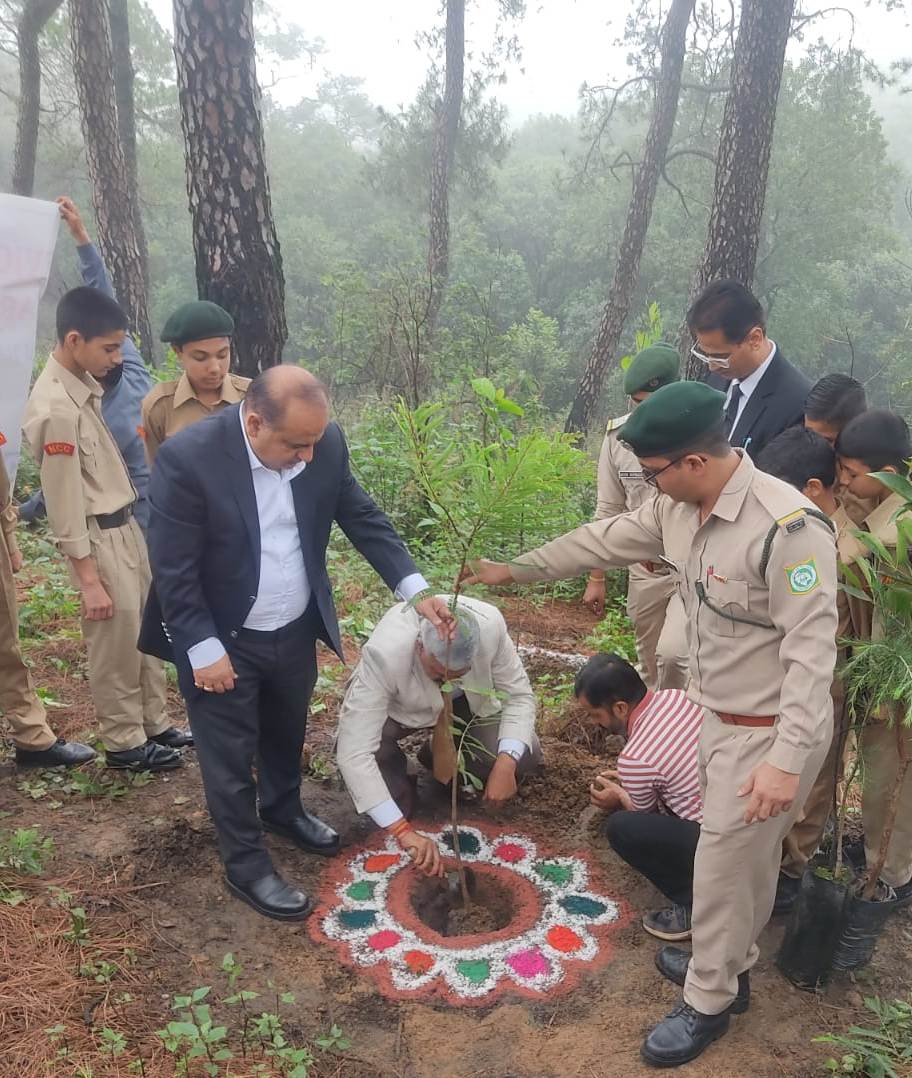 पौधरोपण करते हुए जिला सत्र न्यायालय के न्यायधीश। पौधरोपण करते हुए जिला सत्र न्यायालय के न्यायधीश।
