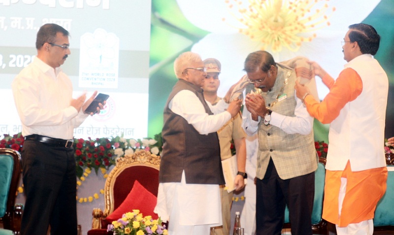 राज्यपाल ने21वें वर्ल्ड रोज कन्वेंशन-2028 के आयोजन संबंधी बैठक में वर्ल्ड फेडरेशन ऑफ रोज सोसायटी के पहले भारतीय अध्यक्ष बनने पर सुशील प्रकाश का सम्मान किया। राज्यपाल ने21वें वर्ल्ड रोज कन्वेंशन-2028 के आयोजन संबंधी बैठक में वर्ल्ड फेडरेशन ऑफ रोज सोसायटी के पहले भारतीय अध्यक्ष बनने पर सुशील प्रकाश का सम्मान किया।