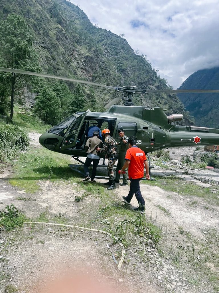 राहत तथा बचाव कार्य में जुटे नेपाली सेना का हेलिकॉप्टर राहत तथा बचाव कार्य में जुटे नेपाली सेना का हेलिकॉप्टर