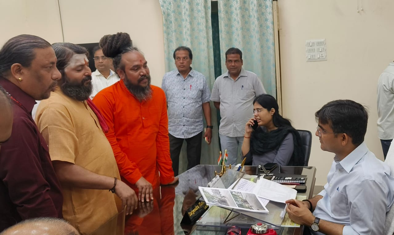 जिलाधिकारी सत्येन्द्र कुमार जनता दर्शन में जिलाधिकारी सत्येन्द्र कुमार जनता दर्शन में