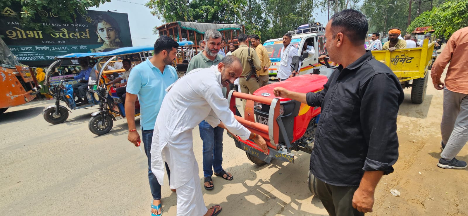 किसान नेता चौधरी दिगंबर सिंह रिफ्लेक्टर लगाते हुए किसान नेता चौधरी दिगंबर सिंह रिफ्लेक्टर लगाते हुए